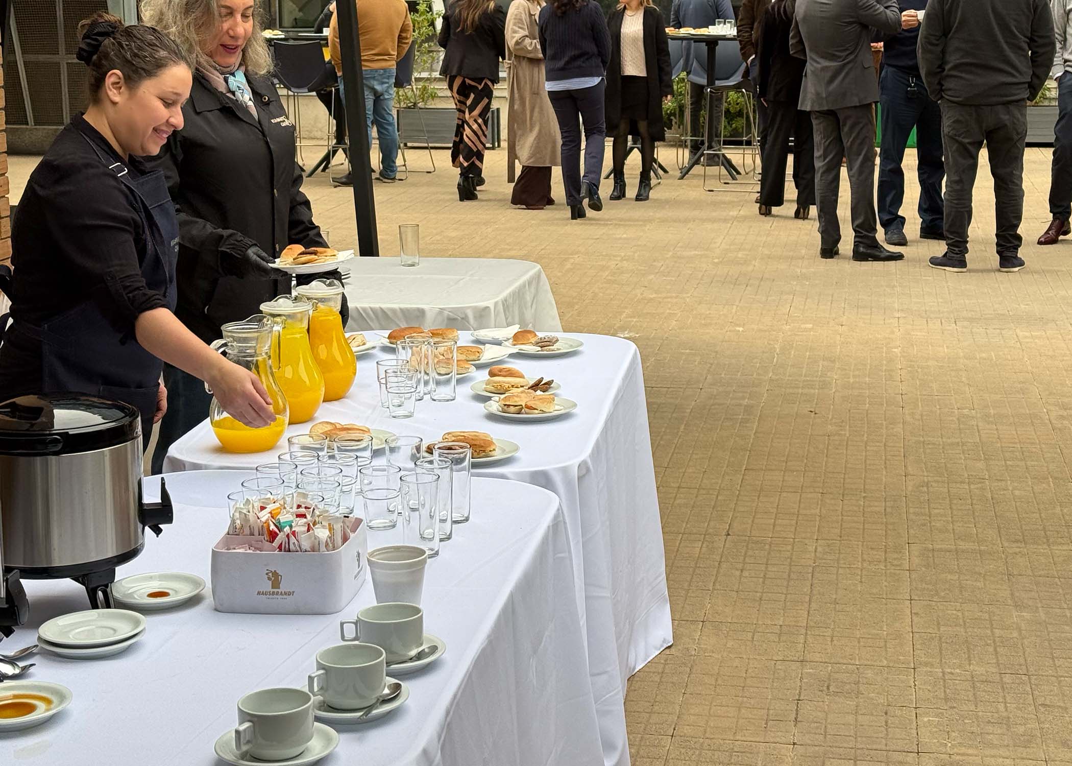 El equipo de Viasanto preparando un coffee break